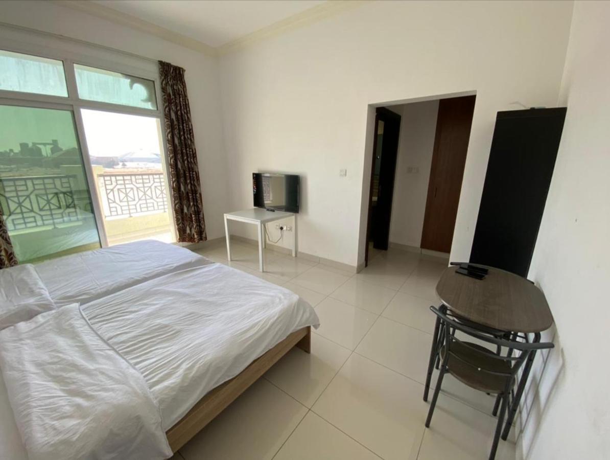 Cozy Rooms And Small Partitions For Men Guests In 迪拜 外观 照片