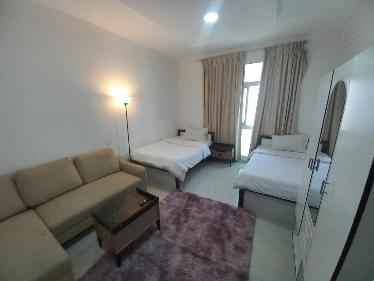 Cozy Rooms And Small Partitions For Men Guests In 迪拜 外观 照片