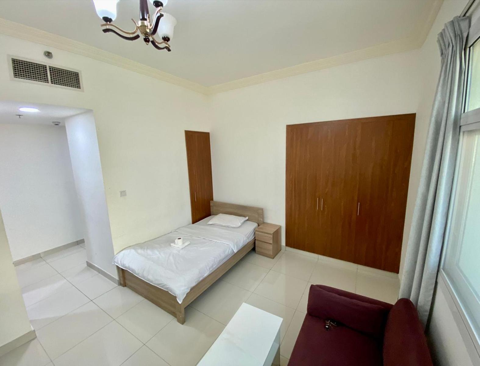 Cozy Rooms And Small Partitions For Men Guests In 迪拜 外观 照片
