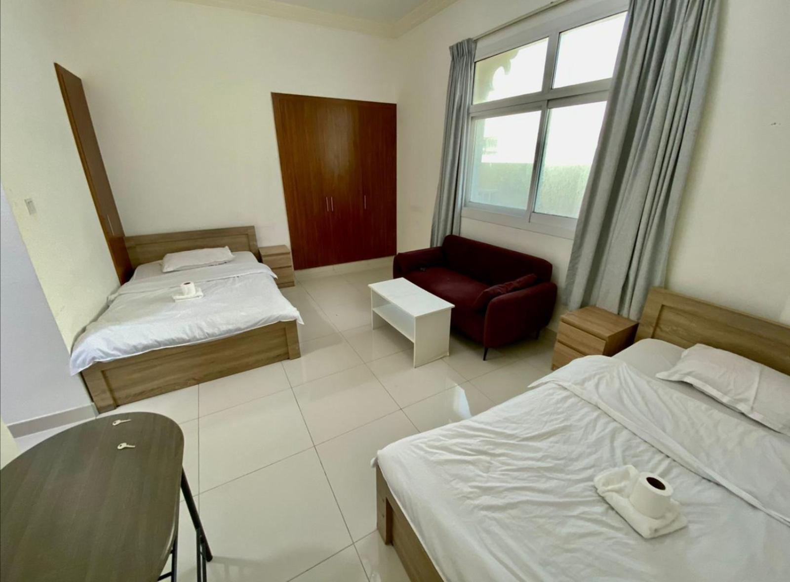 Cozy Rooms And Small Partitions For Men Guests In 迪拜 外观 照片
